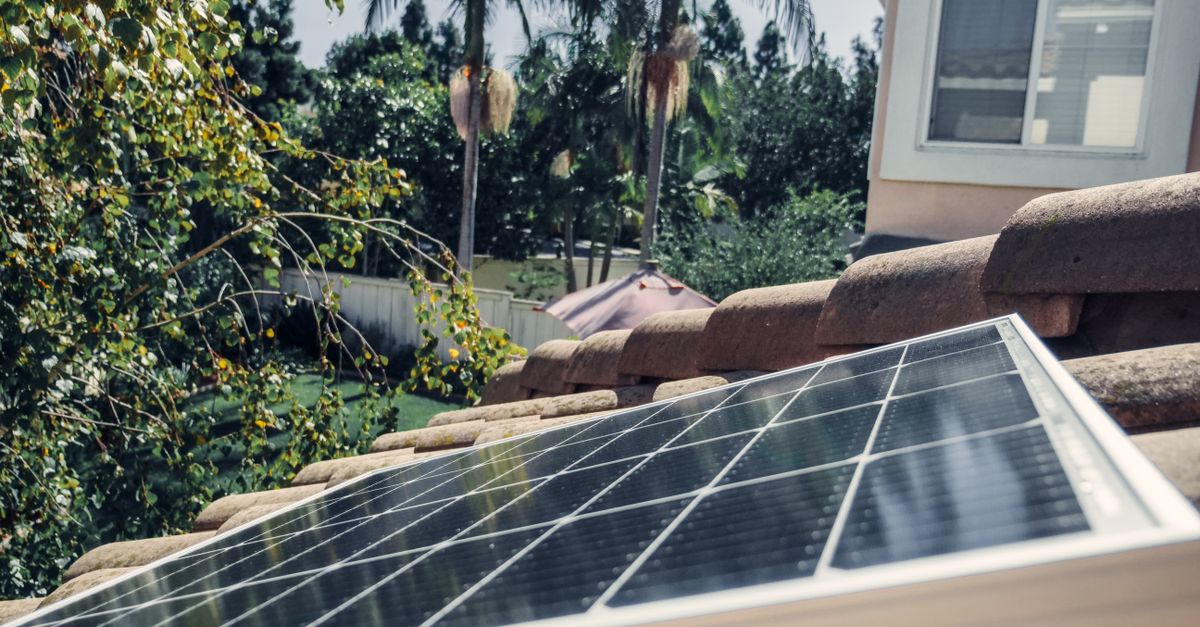 Solarpaneele auf einem Ziegeldach mit Sonnenlicht, das zeigt, wie wichtig unverschattete Dachflächen für den Ertrag sind.