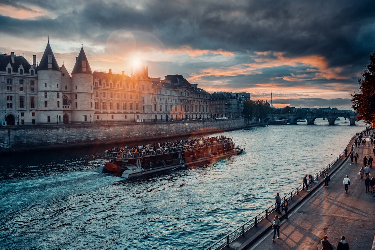 Técnico instalando paneles solares