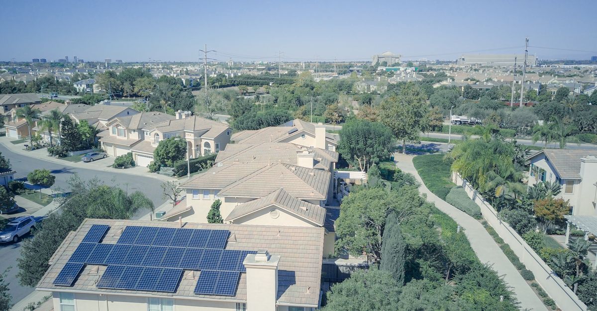 Luftaufnahme eines Hauses mit Solaranlage