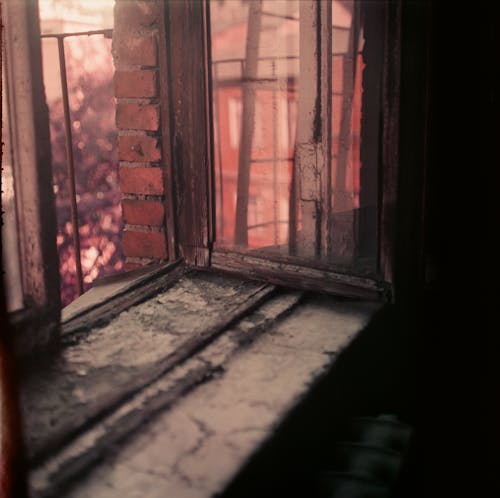 Základová fotografie zdarma na téma dřevěný, okenní parapet, otevřené okno