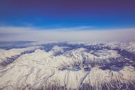 白雪覆盖的阿尔卑斯山鸟瞰图壮丽地展现了宁静的冬季景观