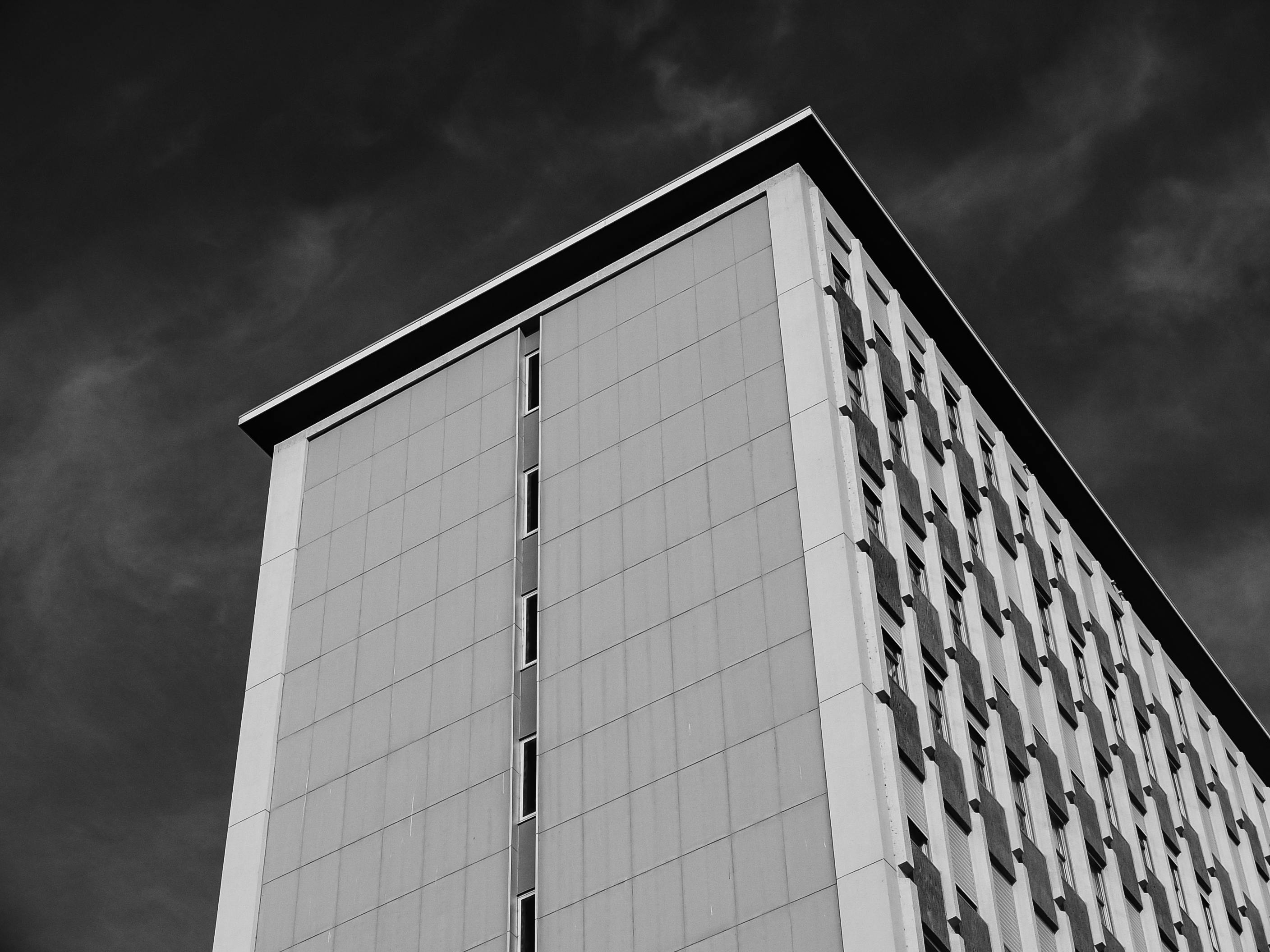 Gratuit Vue En Contre Plongée D'un Bâtiment En Béton Sous Un Ciel Sombre  Photos