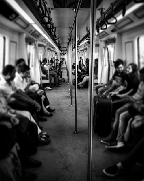 Фотография пассажиров поезда в оттенках серого