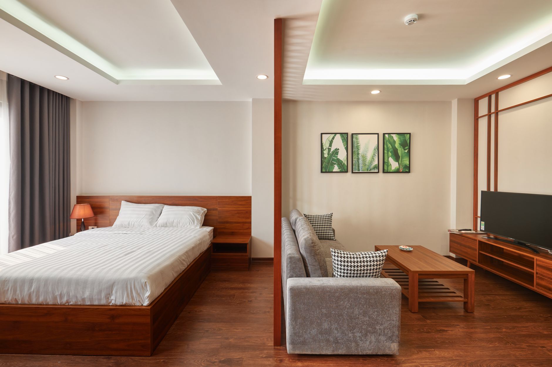 គ្រូបង្វឹកកំពុងវិភាគផ្ទាំងយុទ្ធសាស្ត្រនៅបន្ទប់បច្ចេកទេស មុនការប្រកួតលីគអឺរ៉ុប