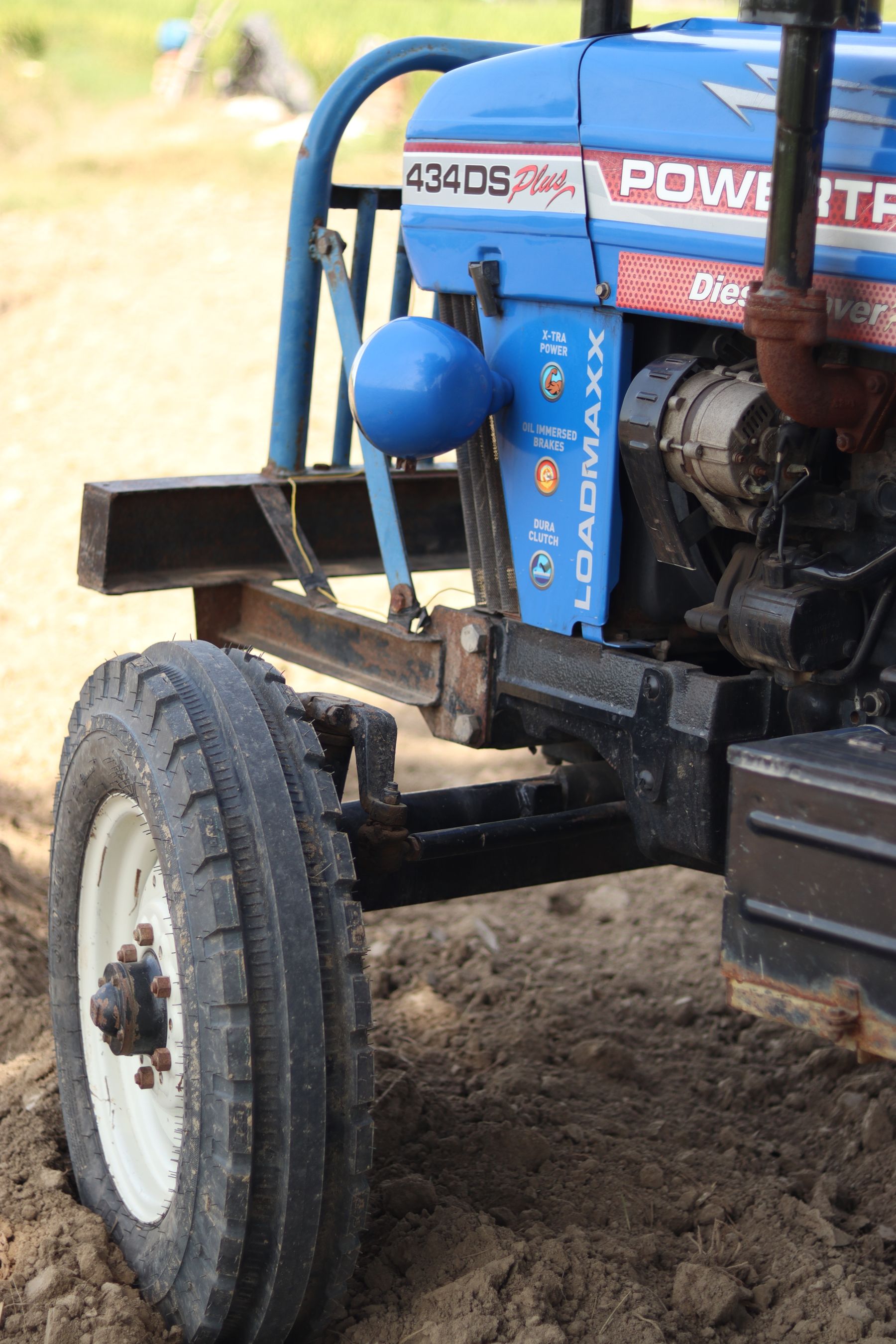 Roda e componentes mecânicos de um trator agrícola