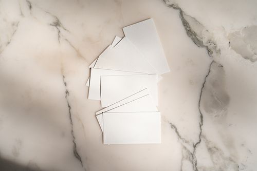 Free A flat lay of blank white cards arranged on a marble background for creative design use. Stock Photo
