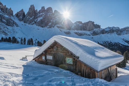 ağır kar, Ahşap ev, buz tutmuş içeren Ücretsiz stok fotoğraf