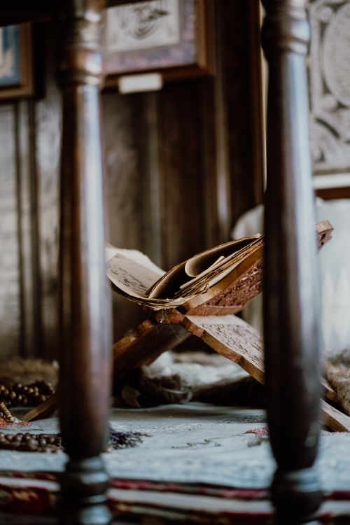 Free A wooden Quran stand placed in a serene spiritual indoor environment, exuding warmth. Stock Photo