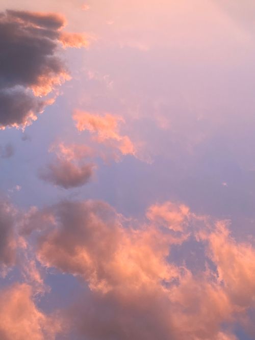 Free Capture of calming pastel clouds during sunset, showcasing serene and peaceful sky aesthetics. Stock Photo