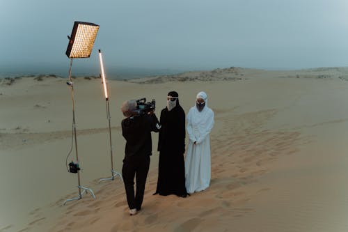 Ingyenes stockfotó emberek, fényképezőgép, homok témában