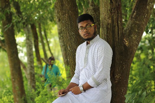 身着传统服装的年轻人在郁郁葱葱的公园里，享受着宁静的户外时光