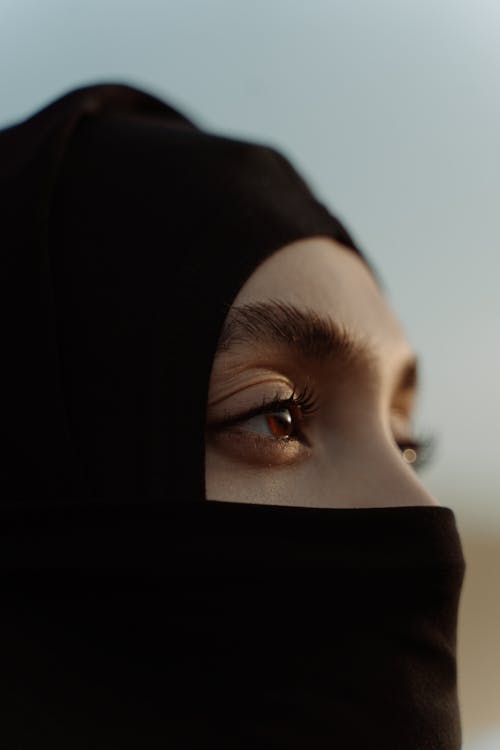 Gratis stockfoto met bedekkend gezicht, detailopname, hijab