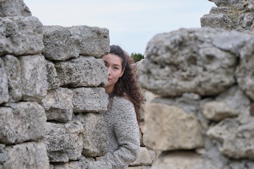 Foto d'estoc gratuïta de dona, llamborda, mirar a l'aire lliure