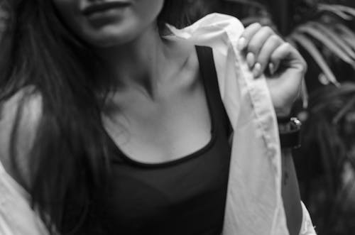 Bezpłatne Darmowe zdjęcie z galerii z bezrękawnik, bluza, czarno-biały Zdjęcie z galerii