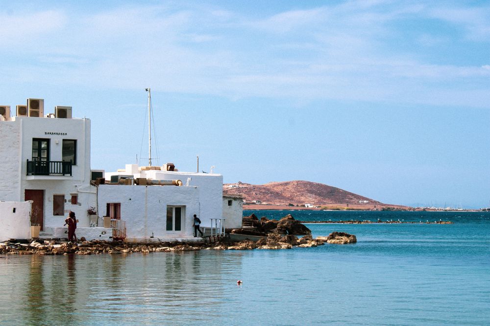 Edificios blancos junto a la costa en Naoussa, Paros