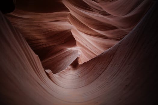 羚羊峡谷的自然艺术通过抽象的砂岩曲线得以展现