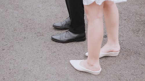 Foto profissional grátis de fechar-se, pernas, sapatos brancos