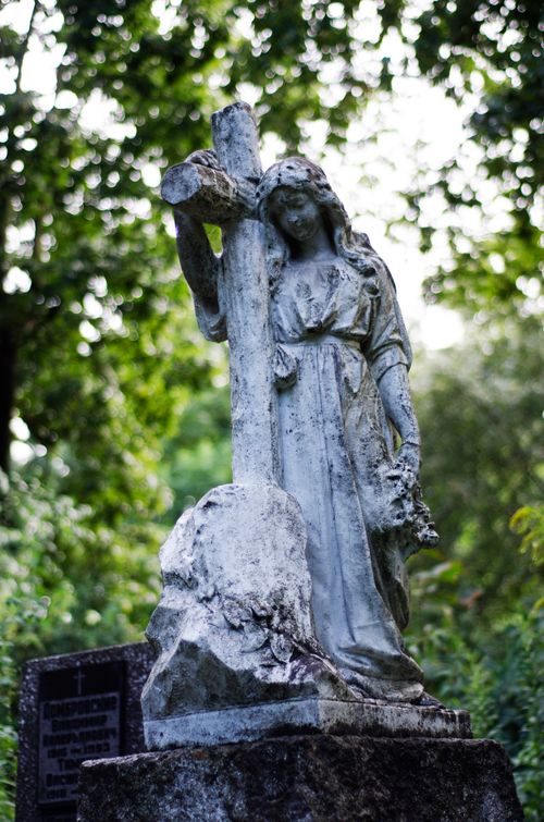 Free Elegant stone statue in a leafy garden, depicting timeless serenity and history. Stock Photo