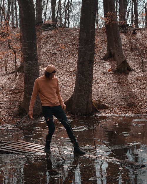 Man Met Beige Hoed En Sweatshirt Op Houten Bord