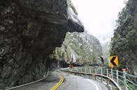 这条风景优美的道路穿过陡峭的悬崖，非常适合冒险旅行和探索岩石景观
