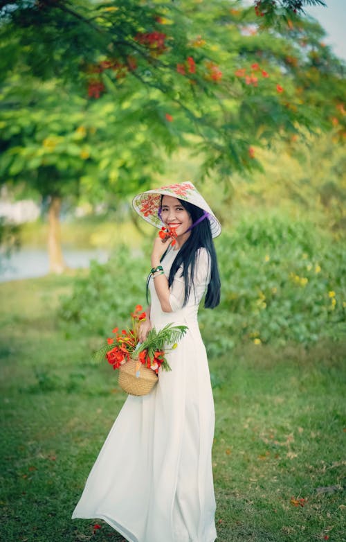 Foto profissional grátis de cesta, chapéu cônico asiático, flores