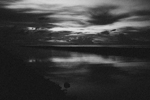 Безкоштовне стокове фото на тему «відтінки сірого, водойма, горизонт»