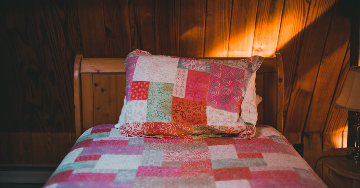 How to bind a quilt (with mitered corners and an invisible join)