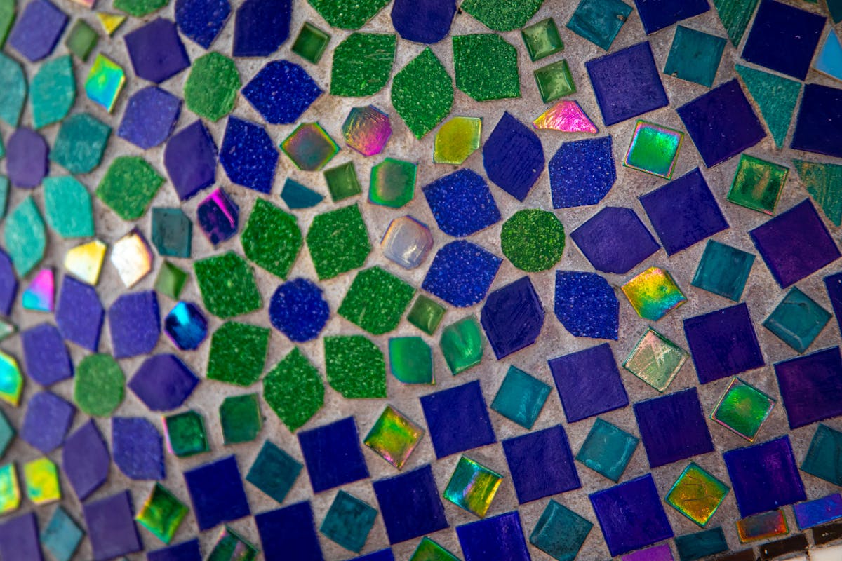 Primo piano di pannello in vetro mosaicato con bordo smussato e fughe