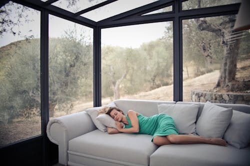 Wanita Tidur Di Sofa Dengan Bantal Lempar