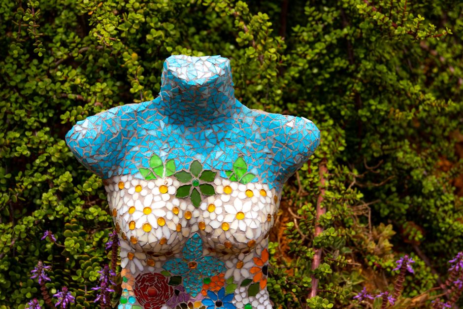 Mozaïekstenen in levendige zomertuin. Mozaïekstenen in levendige zomertuin.