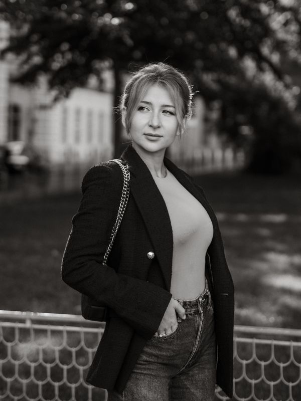 Woman in complete casual-chic jeans outfit