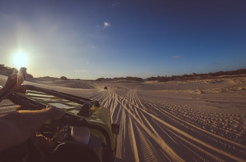 Persona Che Guida Il Giallo Dune Buggy