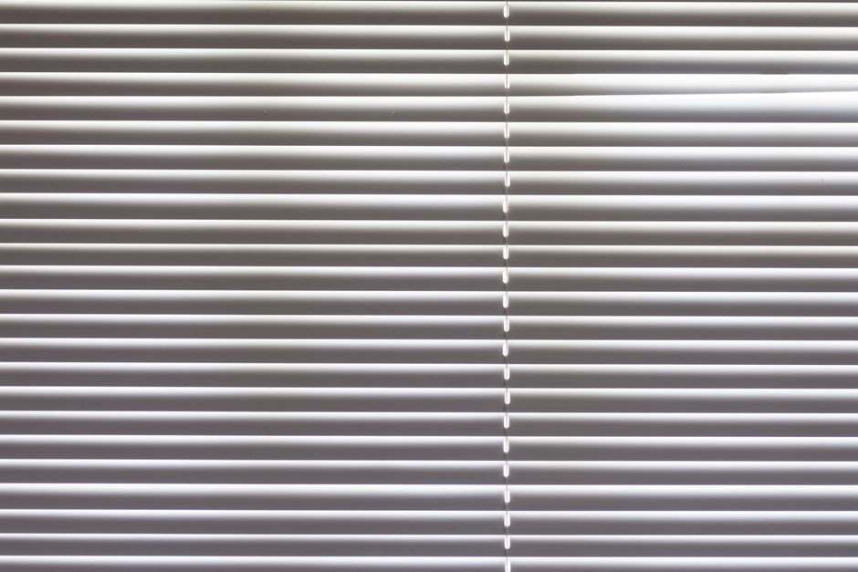 Close-up of Pirouette Invisi-Lift technology showing floating vanes on sheer backing - Pirouette shadings custom widths Close-up of Pirouette Invisi-Lift technology showing floating vanes on sheer backing - Pirouette shadings custom widths
