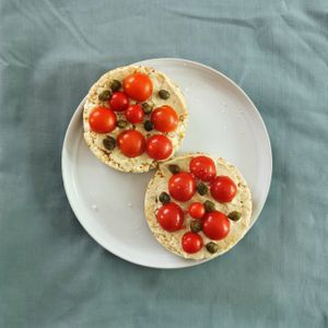 Tomato-topped crispbread on a plate — Karen Laårk Boshoff on Pexels