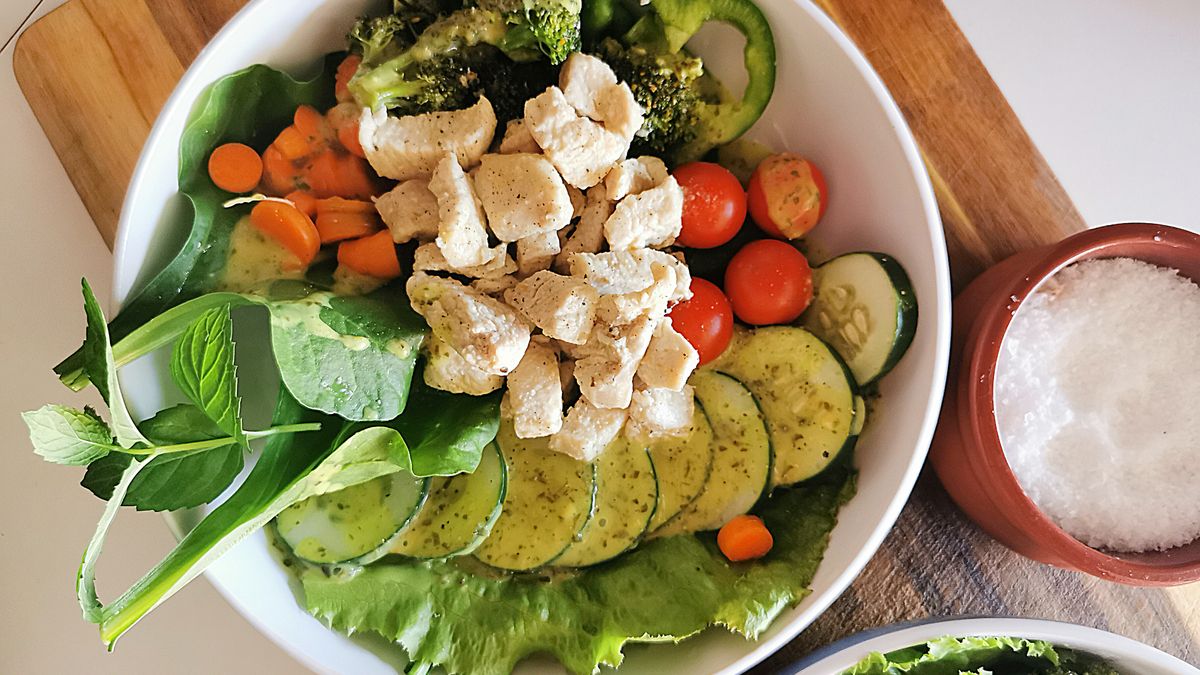 Bulgur bowl with chicken thighs and broccoli