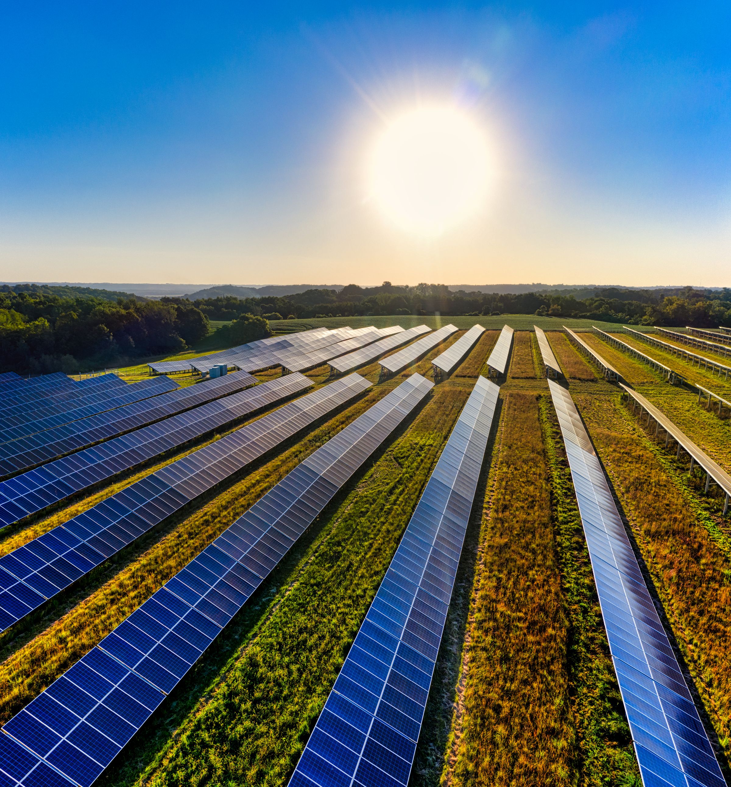 Gün doğumunda güneş enerjisi santralinin havadan görünümü
