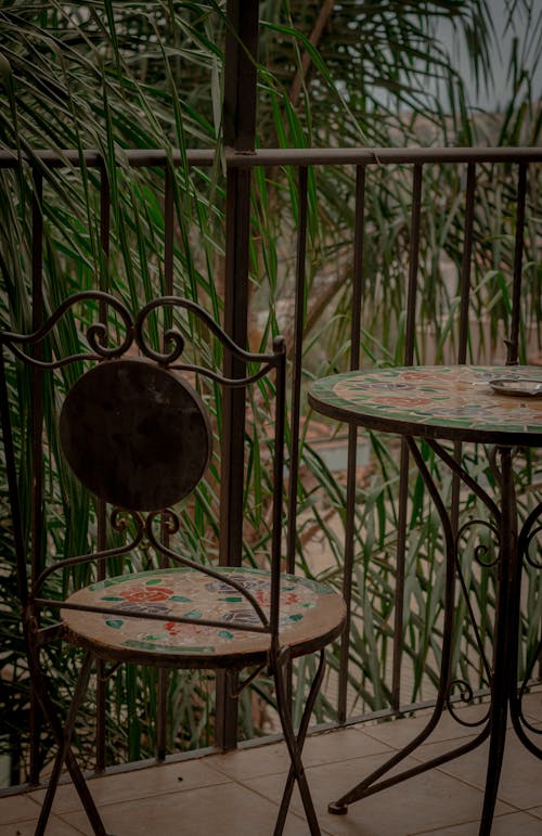 Kostnadsfri bild av balkong, bord, löv