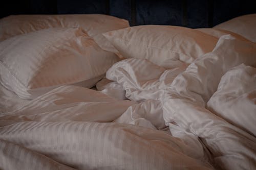 battaniye, çarşaf, yastıklar içeren Ücretsiz stok fotoğraf