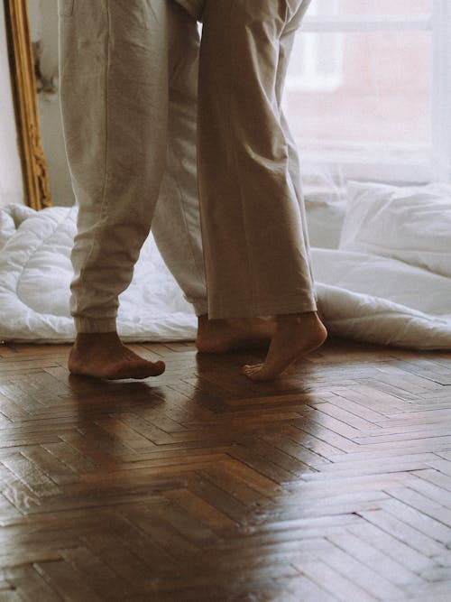 Foto stok gratis bertelanjang kaki, celana, dalam ruangan