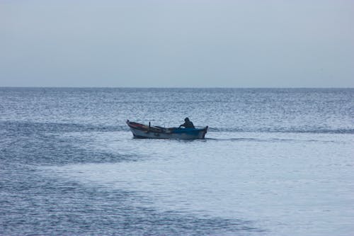 Darmowe zdjęcie z galerii z łódź wiosłowa, morze, pejzaż morski