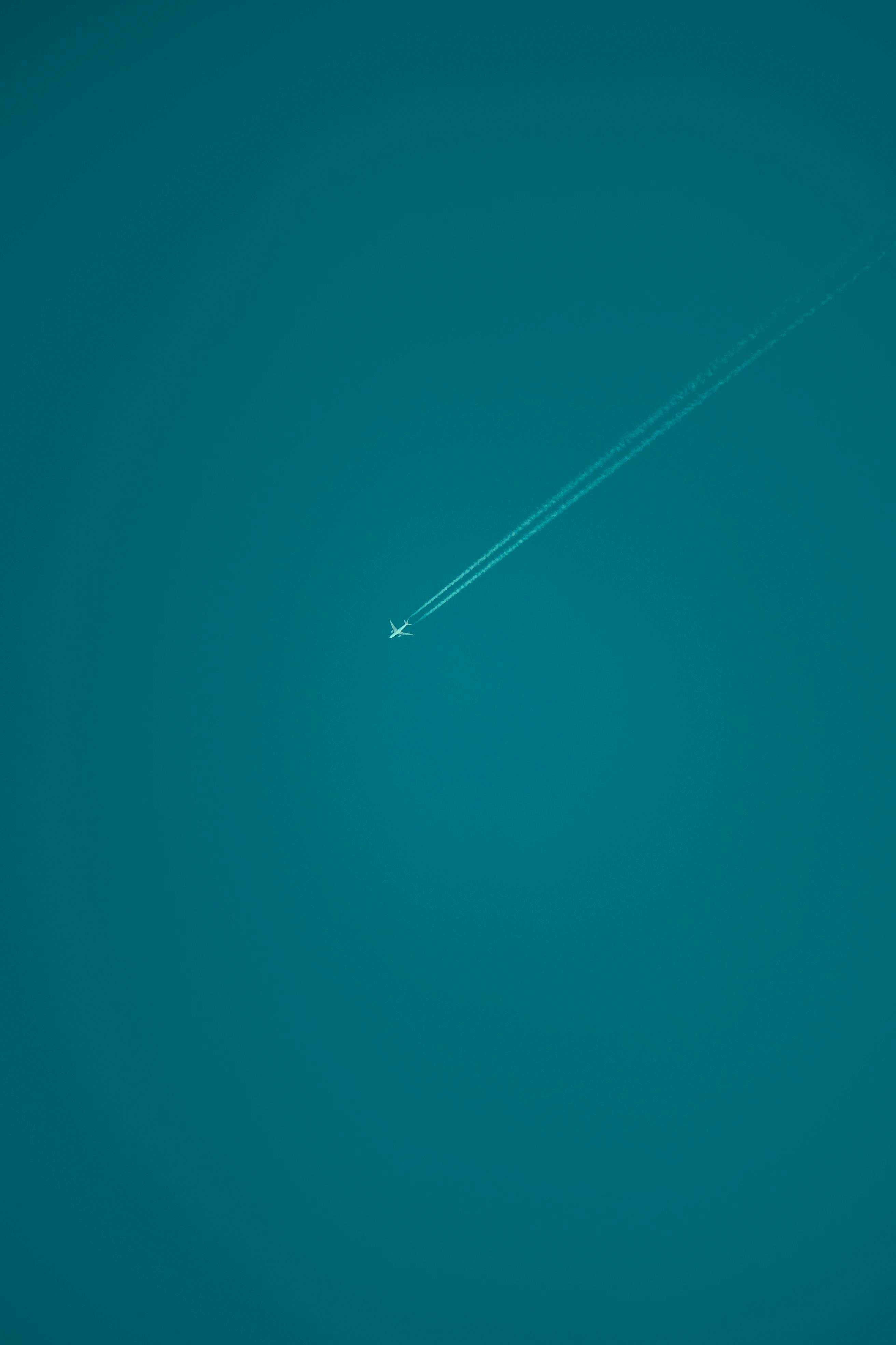 Gratis Flyet Som Flyr I Himmelen Arkivbilde