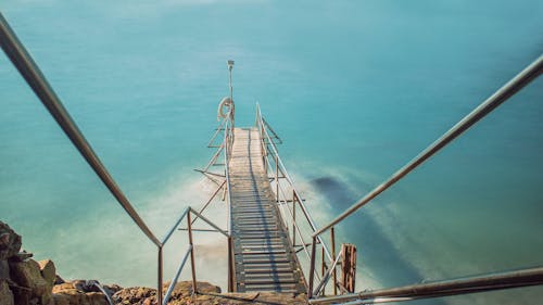 Brown Dock Bridge Sul Corpo D'acqua