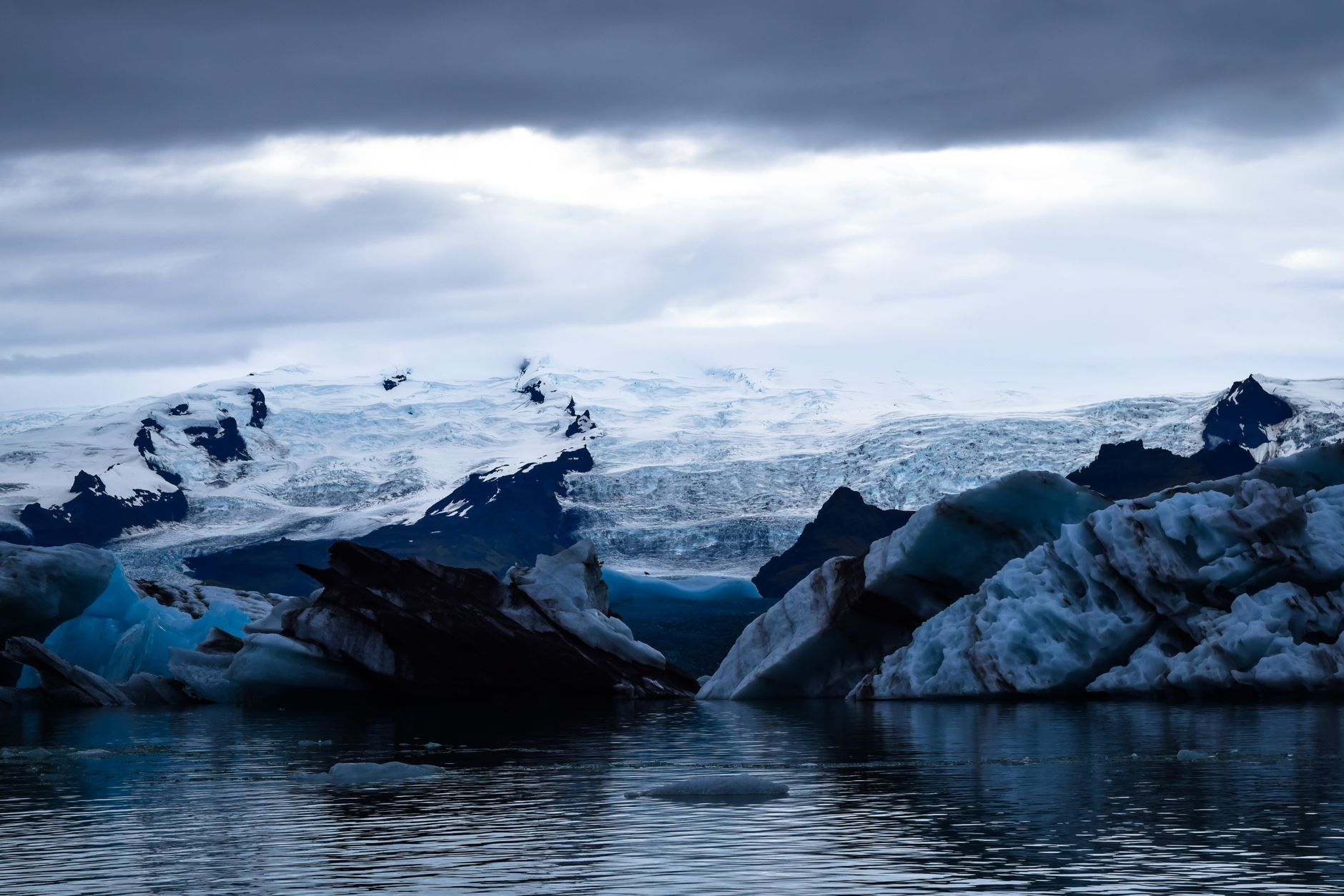 jokulsarlon glacier lagoon iceland icebergs floating blue turquoise mountains reflection