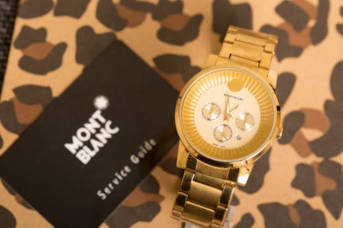 Free A Gold Watch Showing the Time  Stock Photo