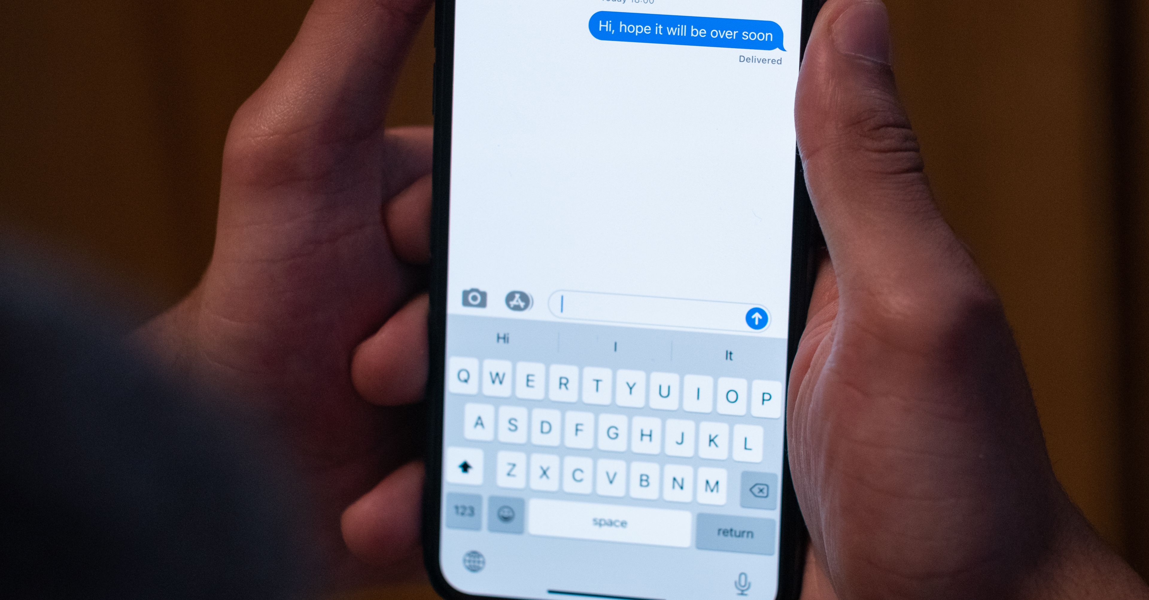 Wiadomość SMS na ekranie telefonu
