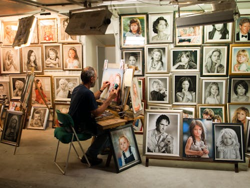 Homem Sentado Na Cadeira Pintando Dentro Da Sala