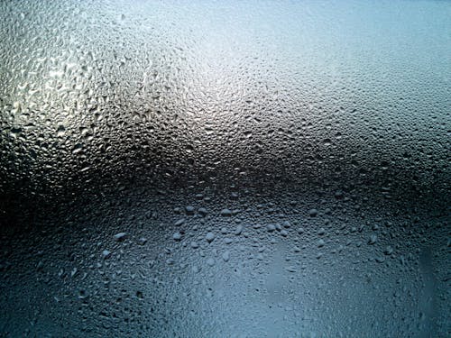 Прозрачное стеклянное окно с влажным эффектом