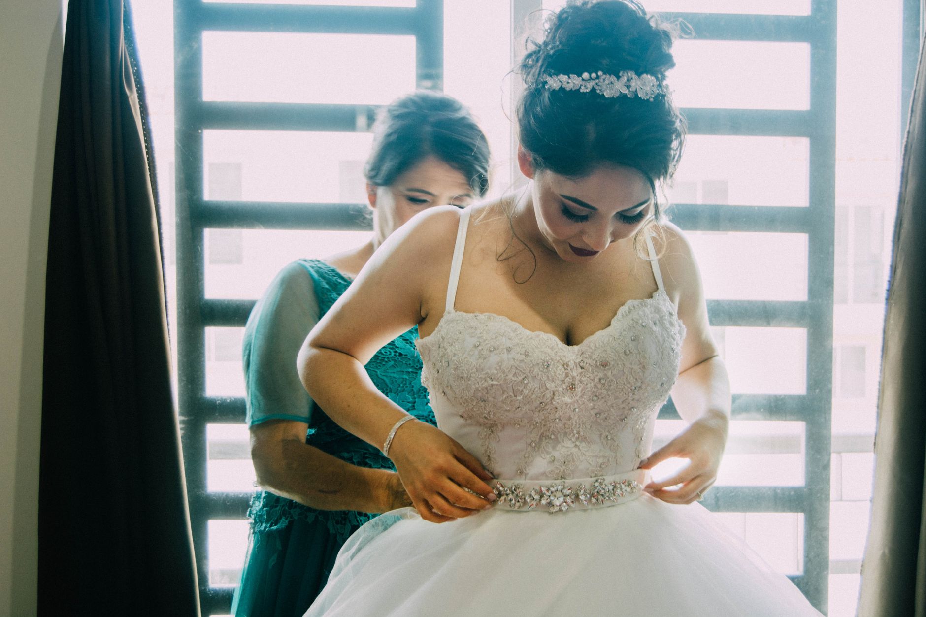Noiva cria seu próprio vestido e compartilha experiência após vídeo viral