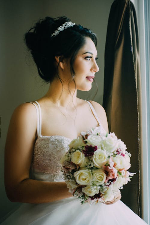Immagine gratuita di abito da sposa, bellissimo, bouquet
