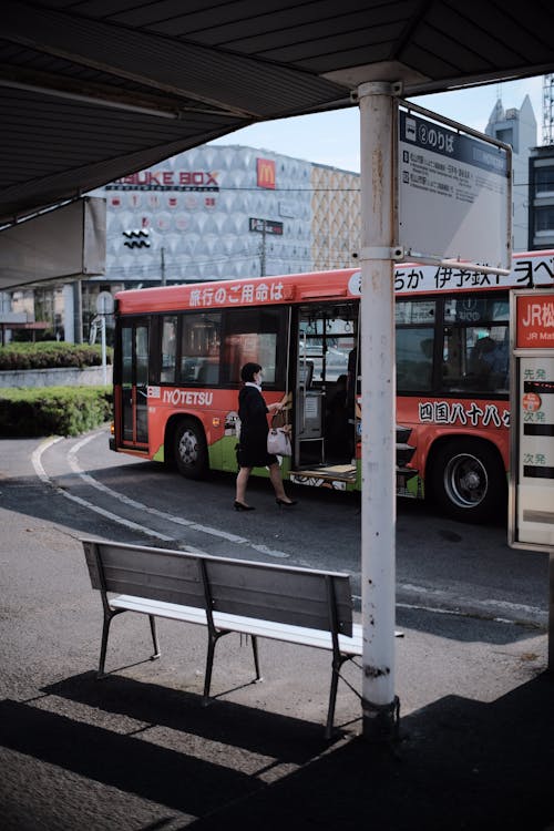 Kostnadsfri bild av bänk, buss, busshållplats